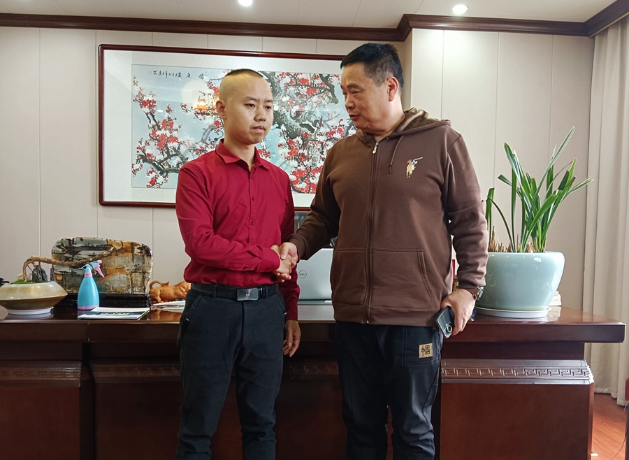 美國華僑進(jìn)出口商會副會長考察睿婕工廠，計劃共同開發(fā)美國輕鋼房屋市場